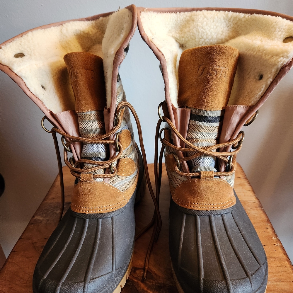 Insulated Lace-Up Duck Boots in Brown & Tan